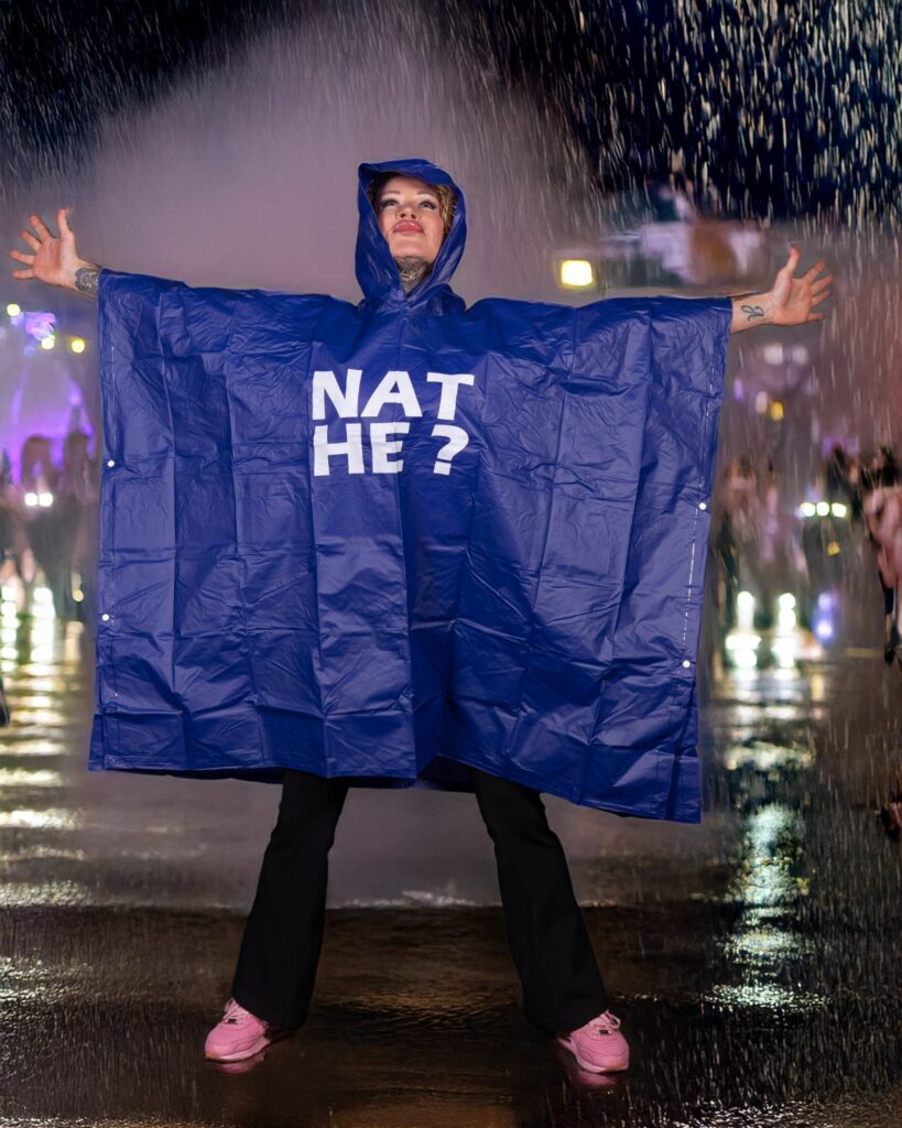 Poncho met tekst Nat he?