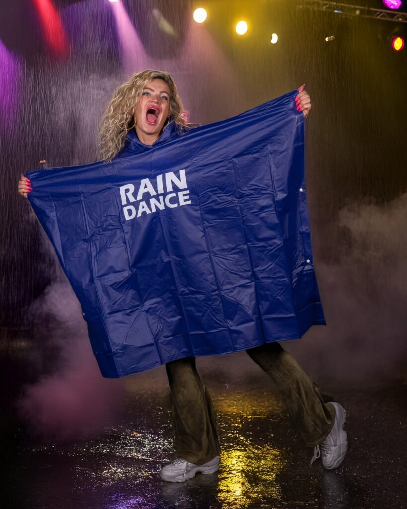 Poncho met tekst rain dance