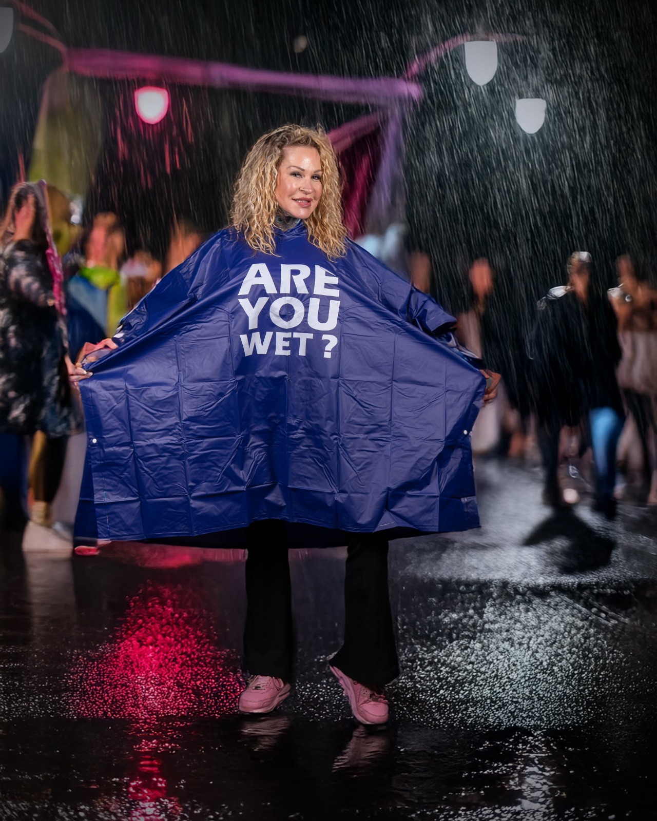 Poncho met tekst are you wet?