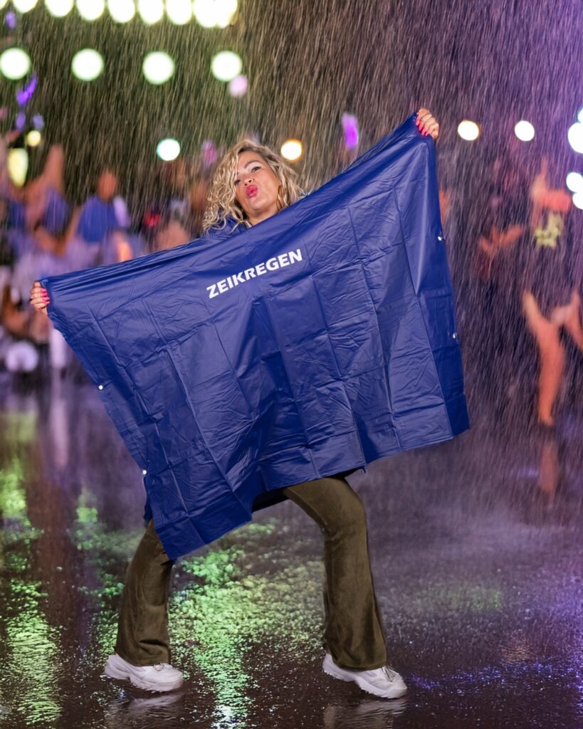 Poncho met tekst zeik regen